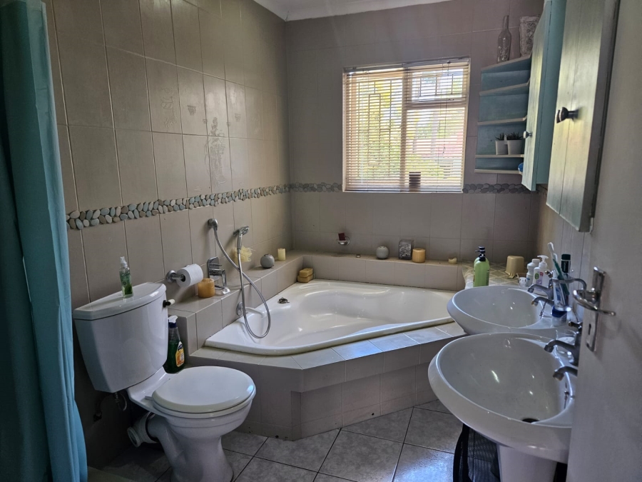 4 Bedroom Property for Sale in Glen Barrie Western Cape